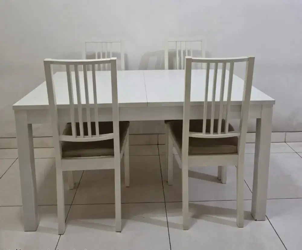 Meja makan dan 4 kursi merk IKEA