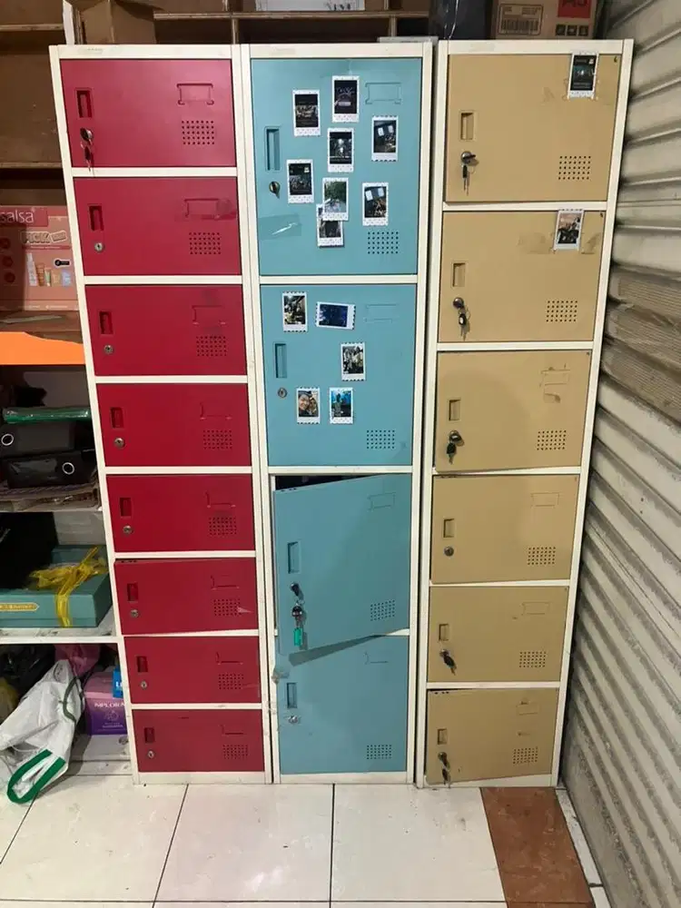 Loker 8 susun 8 pintu merah