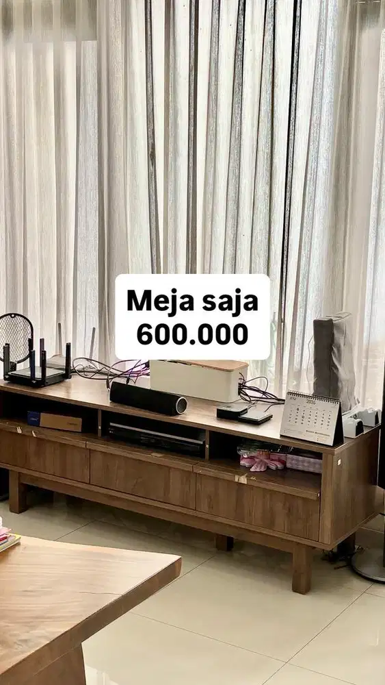 Meja laci untuk TV
