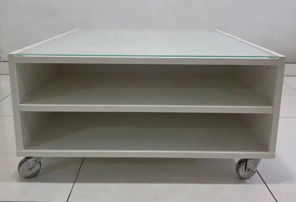 Meja TV merek IKEA