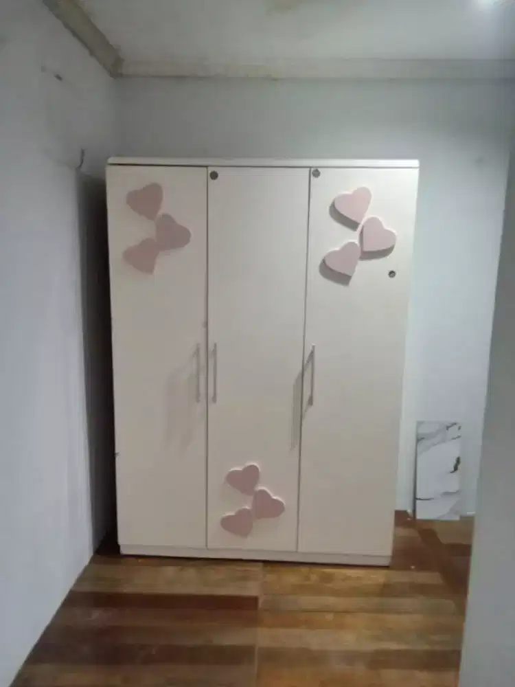 Dijual cepat lemari 3 pintu