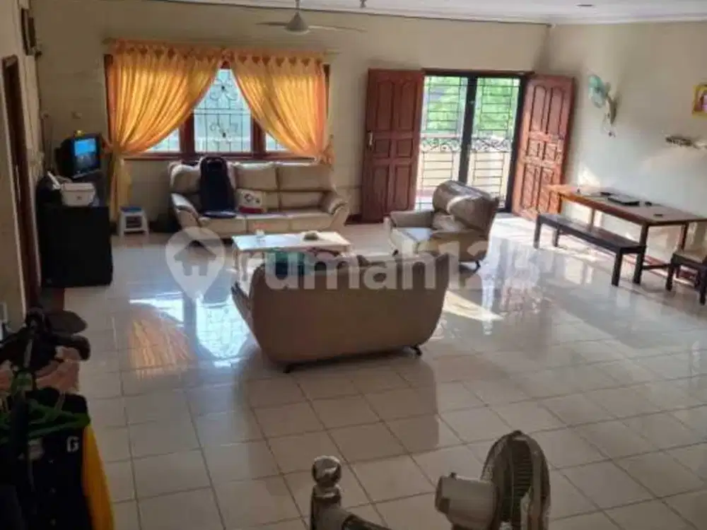 Dijual Rumah Lama 3 Lantai Hoek di Muara Karang