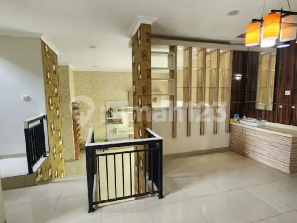 Dijual Rumah Mewah 2 Lantai di Permata Buana Hoek