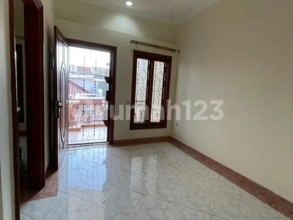Dijual Rumah 2 Lantai di Taman Surya Jakarta Barat