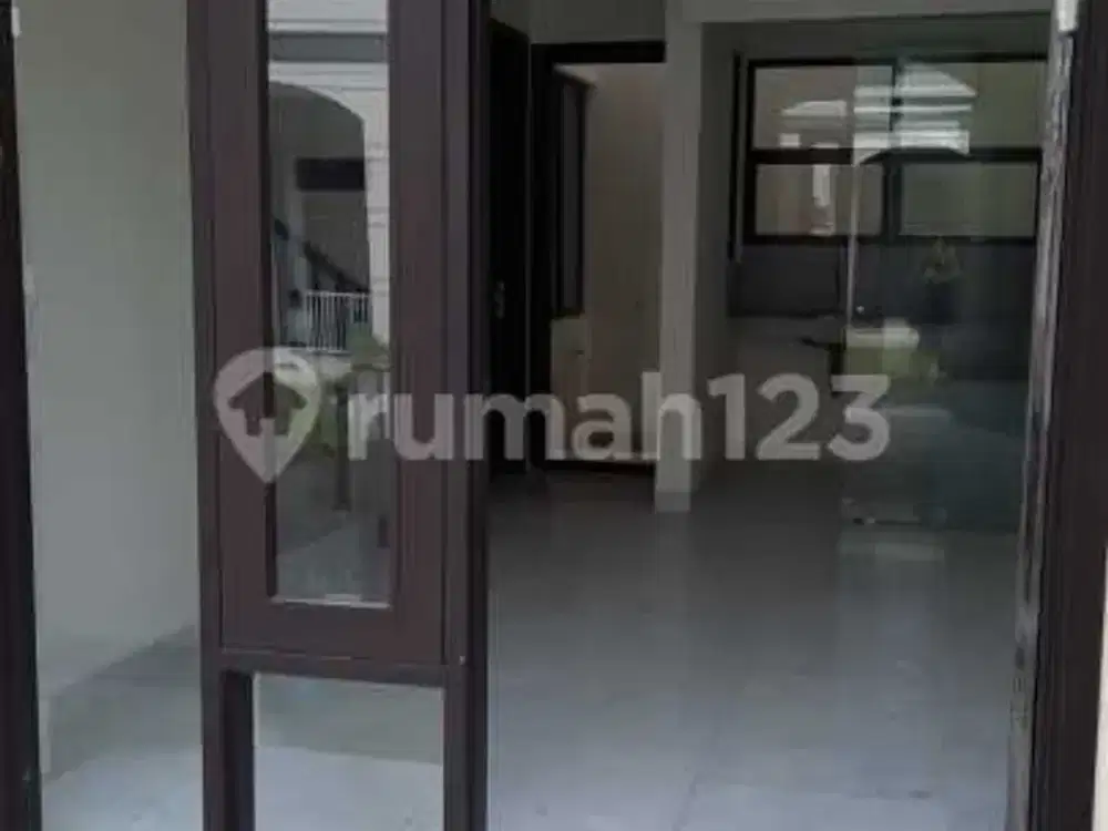 Dijual Rumah di Lavon Lavisa 2 Lantai Bebas Banjir