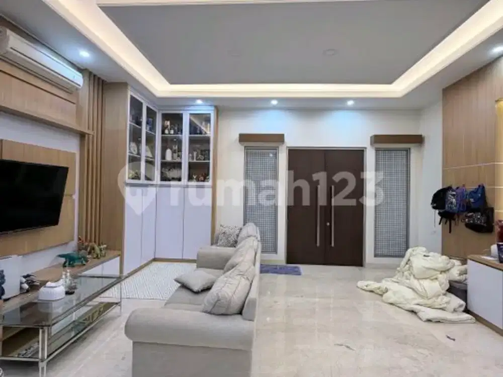 Dijual Rumah Mewah 3 Lantai di Golf Island