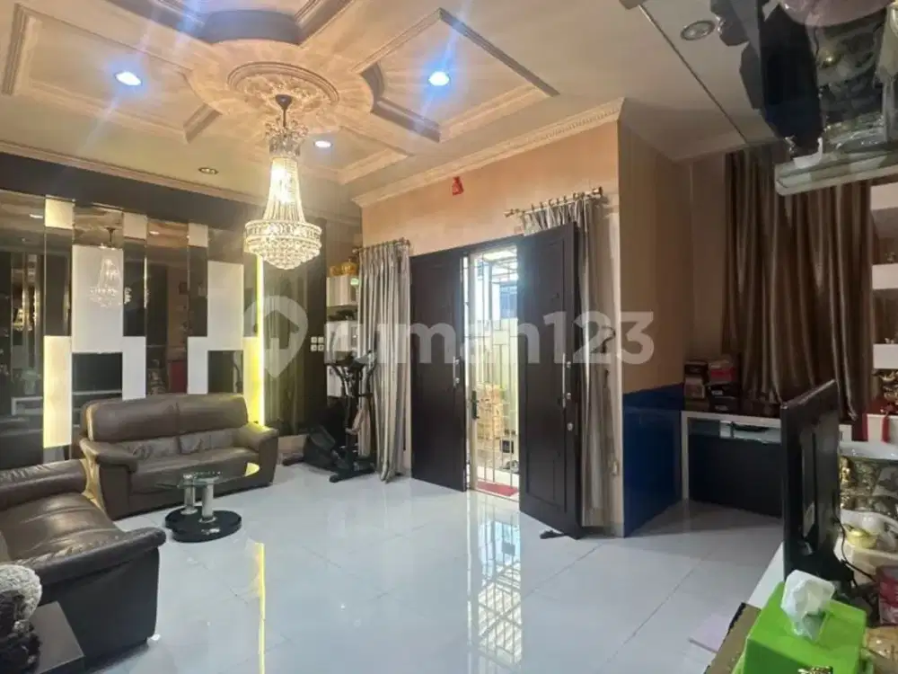 Dijual Rumah 3 Lantai di Jalan Mandala Selatan