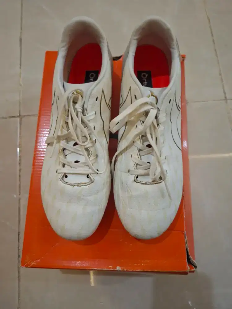 Sepatu bola ortuseight