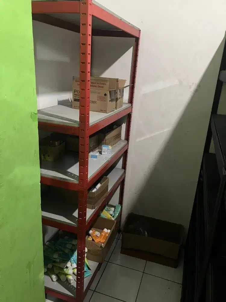 Rak merah besi / rak kantor