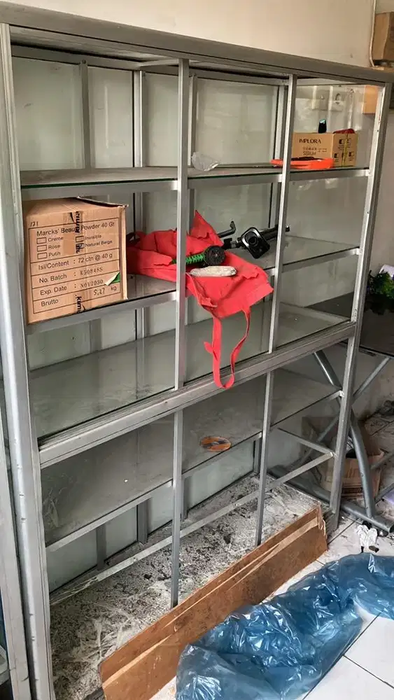 Etalase kaca alumunium besi