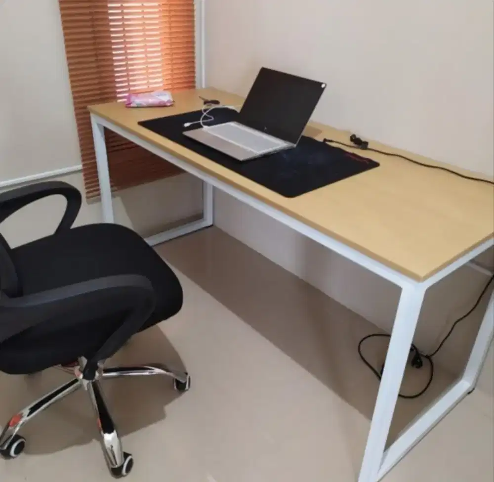 Meja kerja, meja laptop