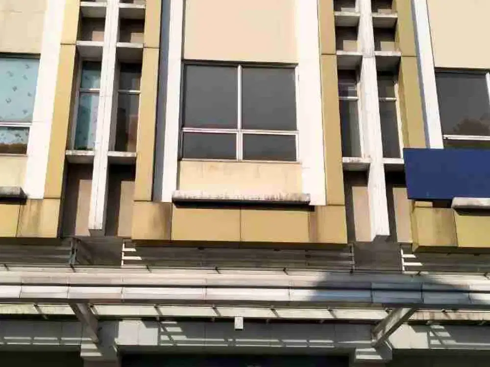 Spesifikasi Ruangan
Disewakan cepat Ruko di Emerland Summarecon bekasi
Ukuran bangunan :  85 m
Luas bangunan : 205 m
Lebar efektif ruang : 5 meter
Panjang efektif ruang : 15 meter
Lantai : 3 (Tiga) Harga tahunan 55 jt per tahun
harga bulanan 6 jt fee 5 pe