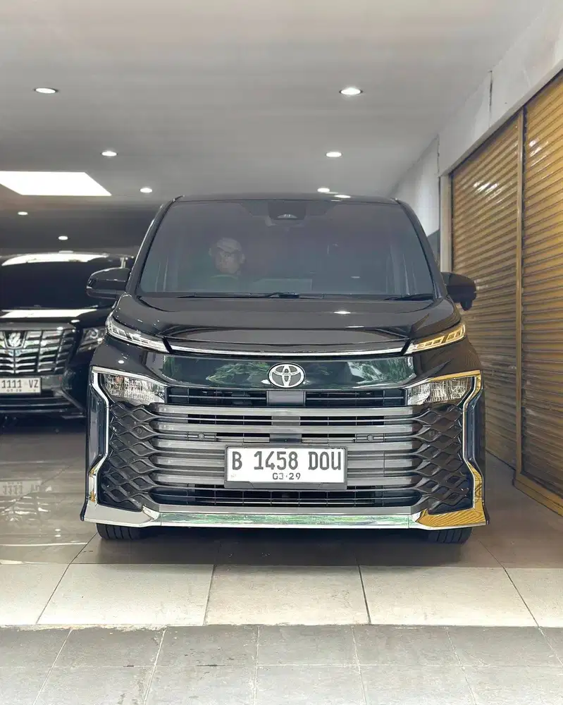 Toyota Voxy 2.0 2024 March Automatic Hitam Metalik Vieta Motor Termura