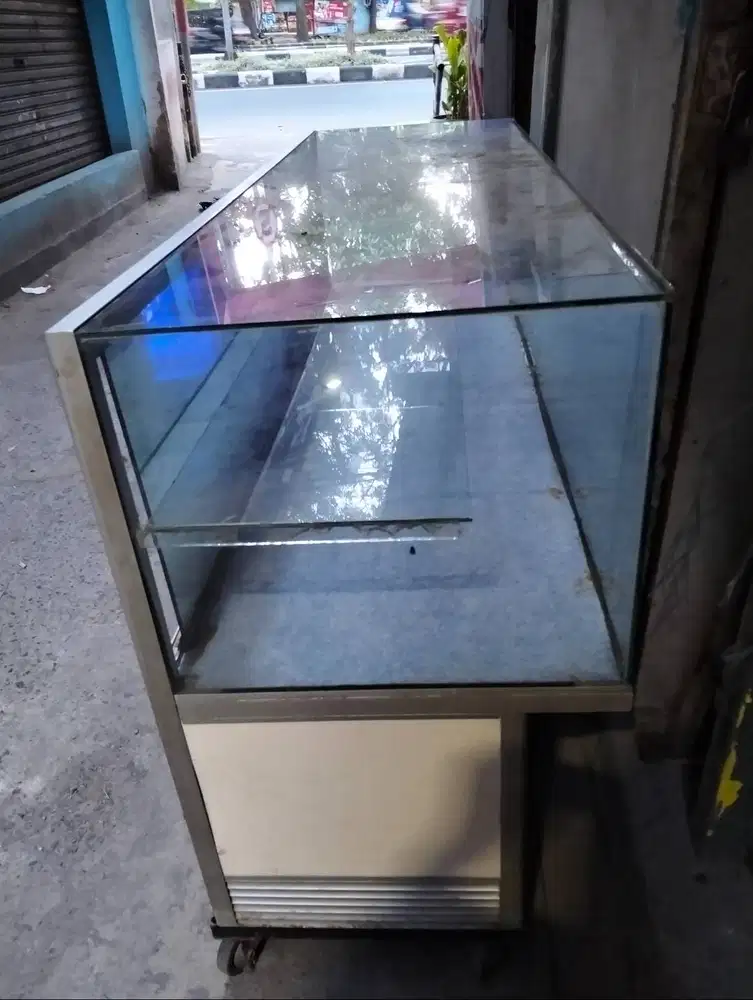 Etalase kaca pajangan barang