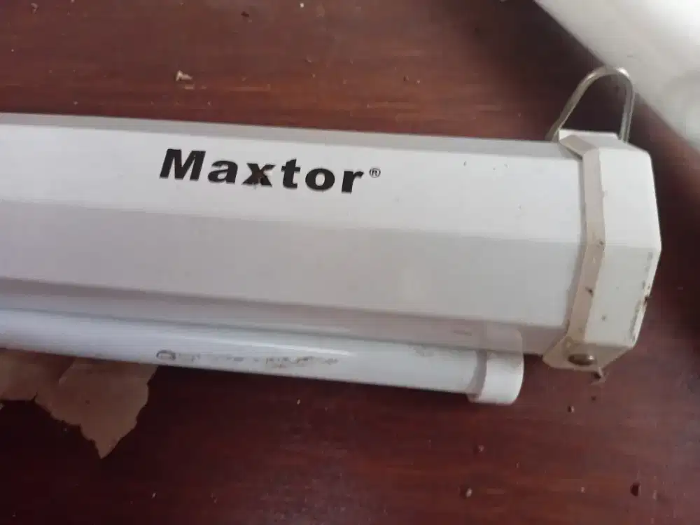 Jual Layar Proyektor (Merk MAXXTOR) 84 inc