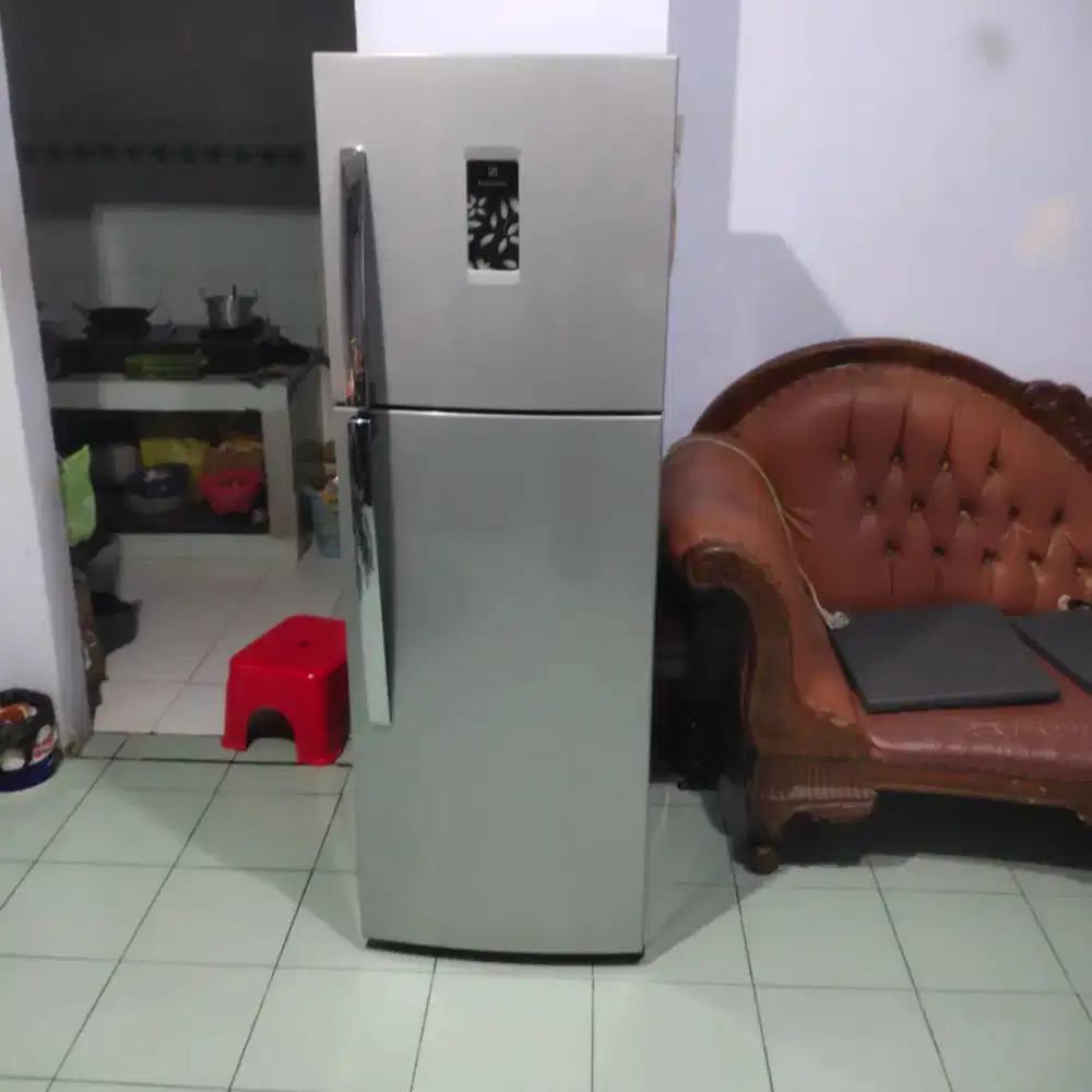 Jual kulkas bekas elextrolux tipe ETB2600PE