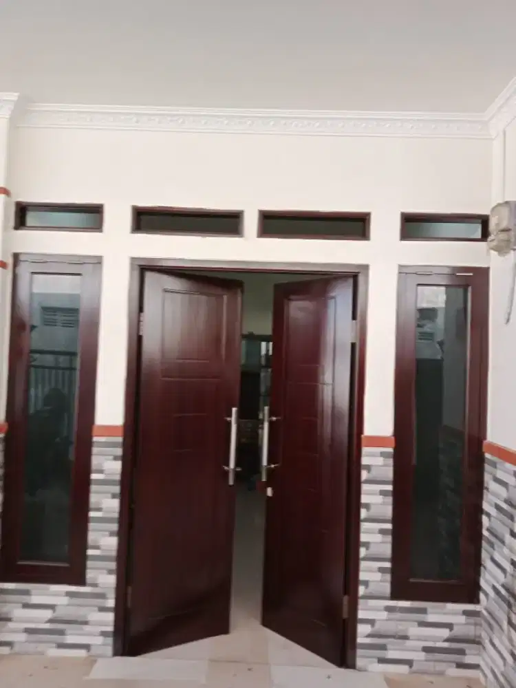 Reling tangga kayu dan besi