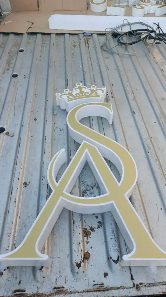 Huruf timbul akrilik plang papan nama logo kost ekslusif di soloraya