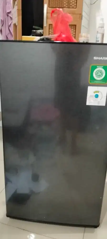 Kulkas 1 pintu pemakaian 2 bulan merk sharp