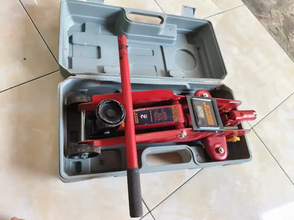 Alat dongkrak mobil