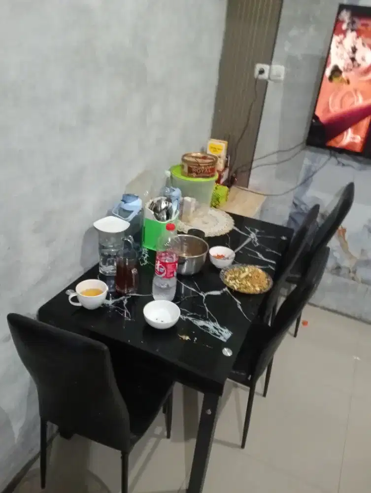 Meja Makan Kaca motif marmer