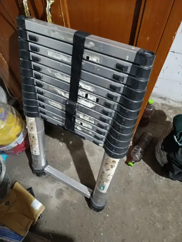 Tangga teleskopik tinggi 4 meter