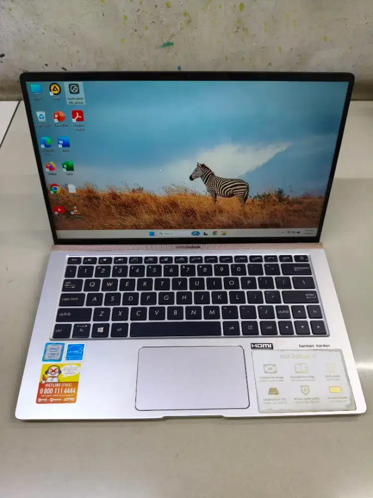 Asus Zenbook 13, Core i5 gen 8, Ram 8Gb, SSD 256Gb, layar 13.3 inch