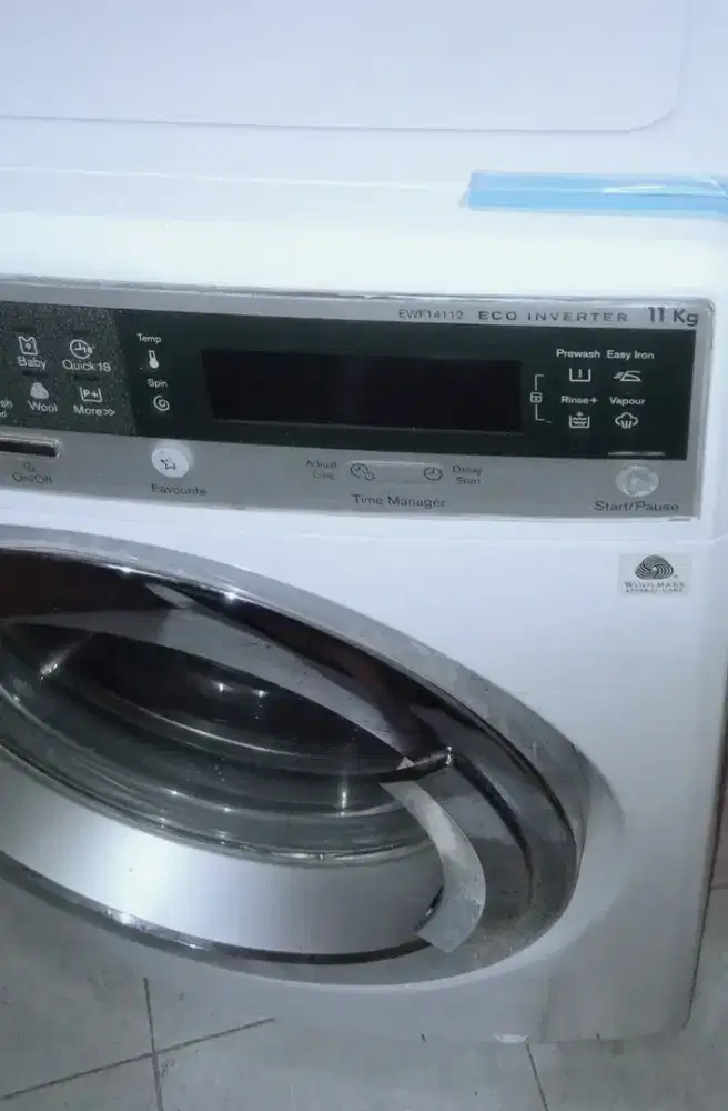 Jual cepat Bu mesin cuci tabung depan Electrolux 11kg model touchcreen