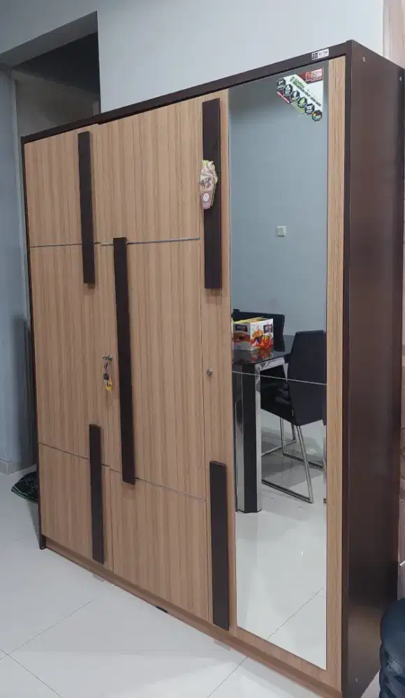 LEMARI PAKAIAN 3 PINTU BAGUS