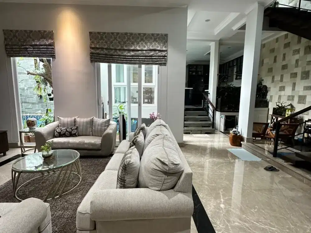 Rumah Mewah 3 Lantai di Permata Buana ada Pool
