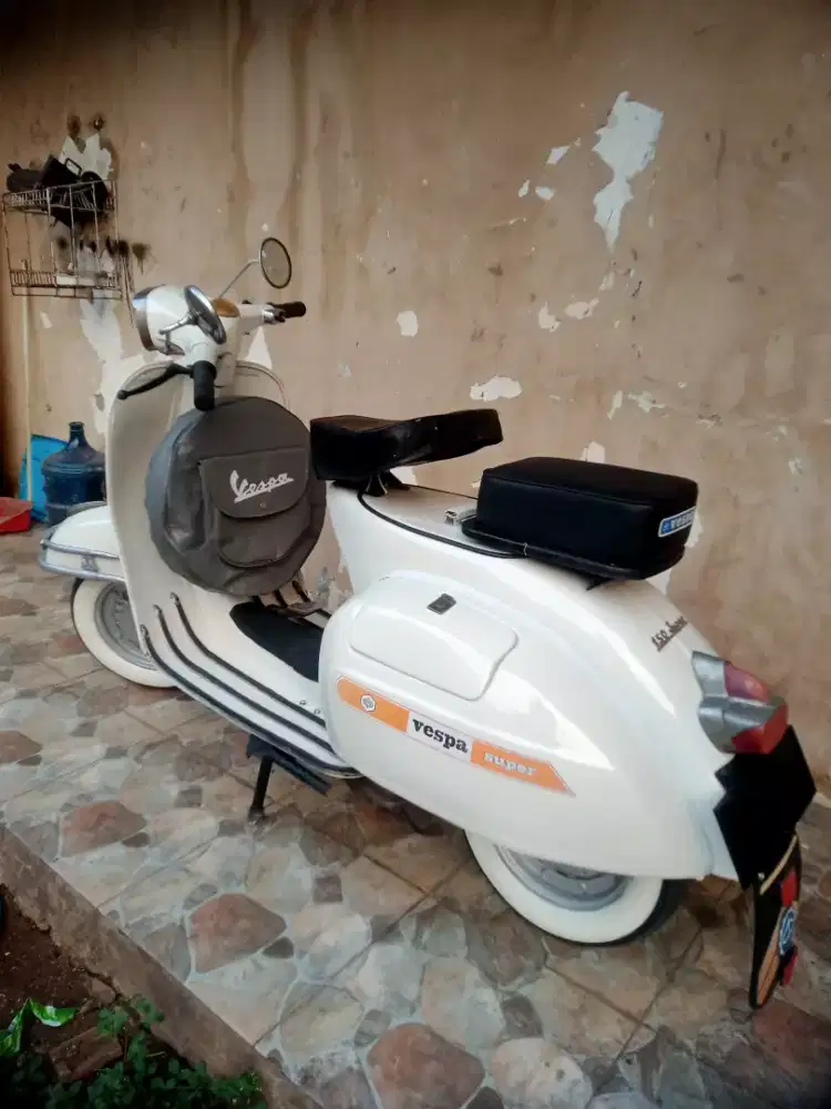 Vespa super 1972  putih meriah