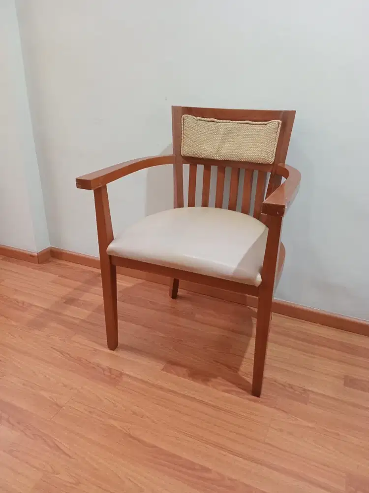 Kursi Jati Solid Minimalis dengan Sandaran Rotan – Kokoh & Elegan