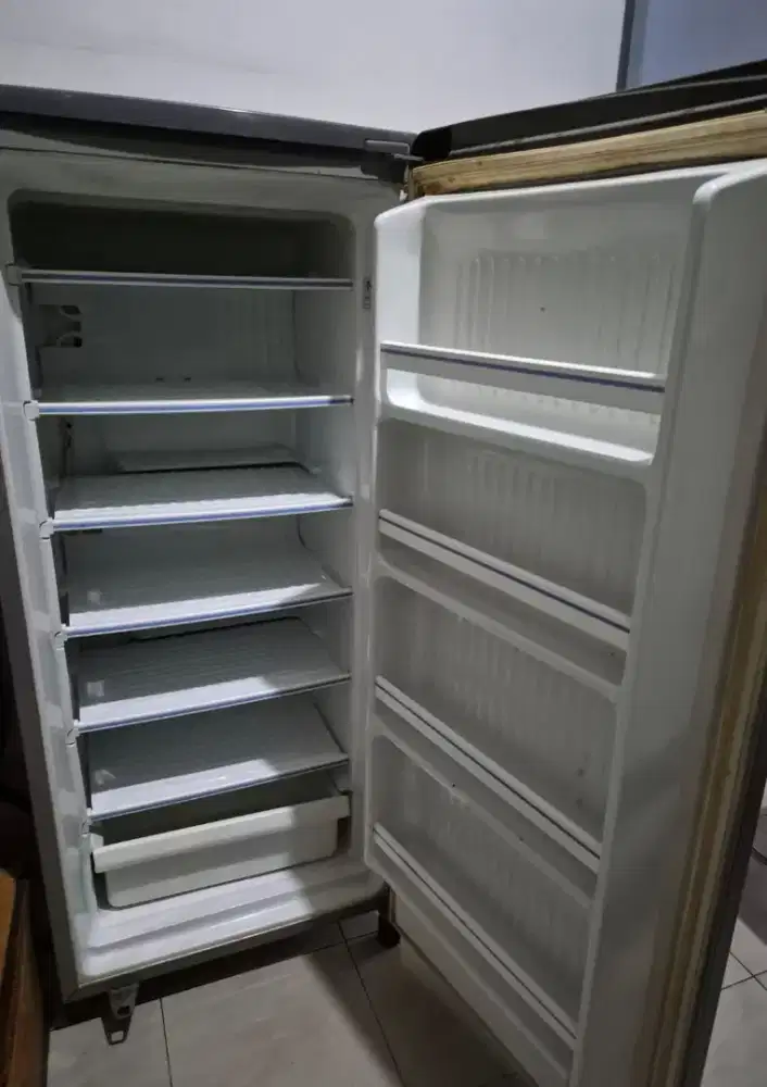 Jual frizer 4 rak dan 6 rak barang orsinil  bagus belum di service