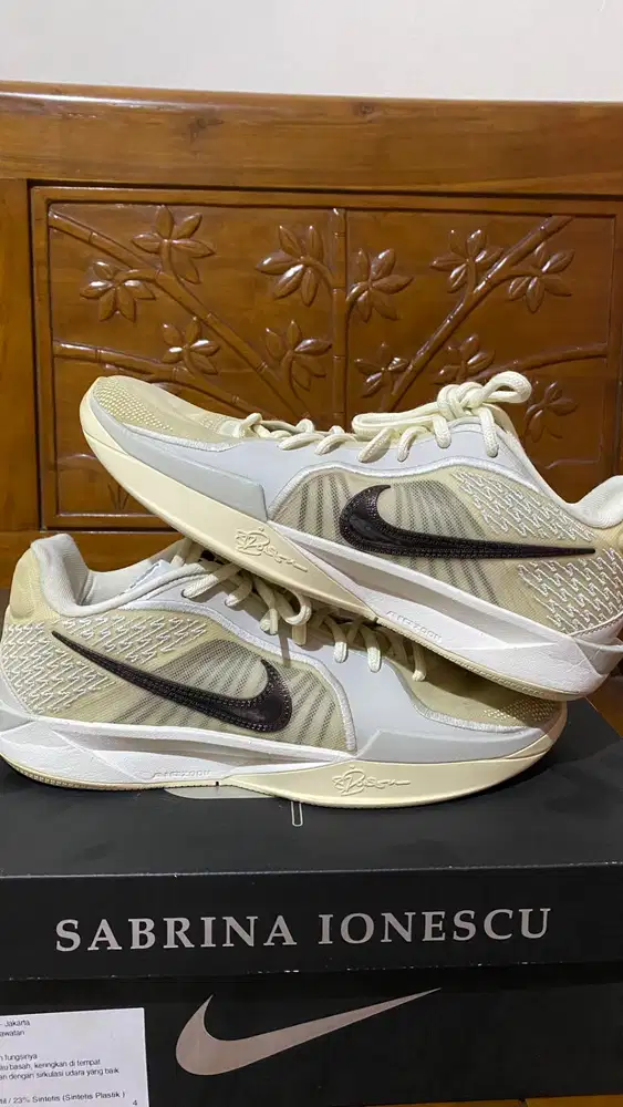 sepatu basket Nike Sabrina 2