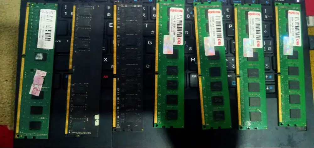 Dijual paket bundle 7 buah RAM Desktop (PC) kondisi bekas.