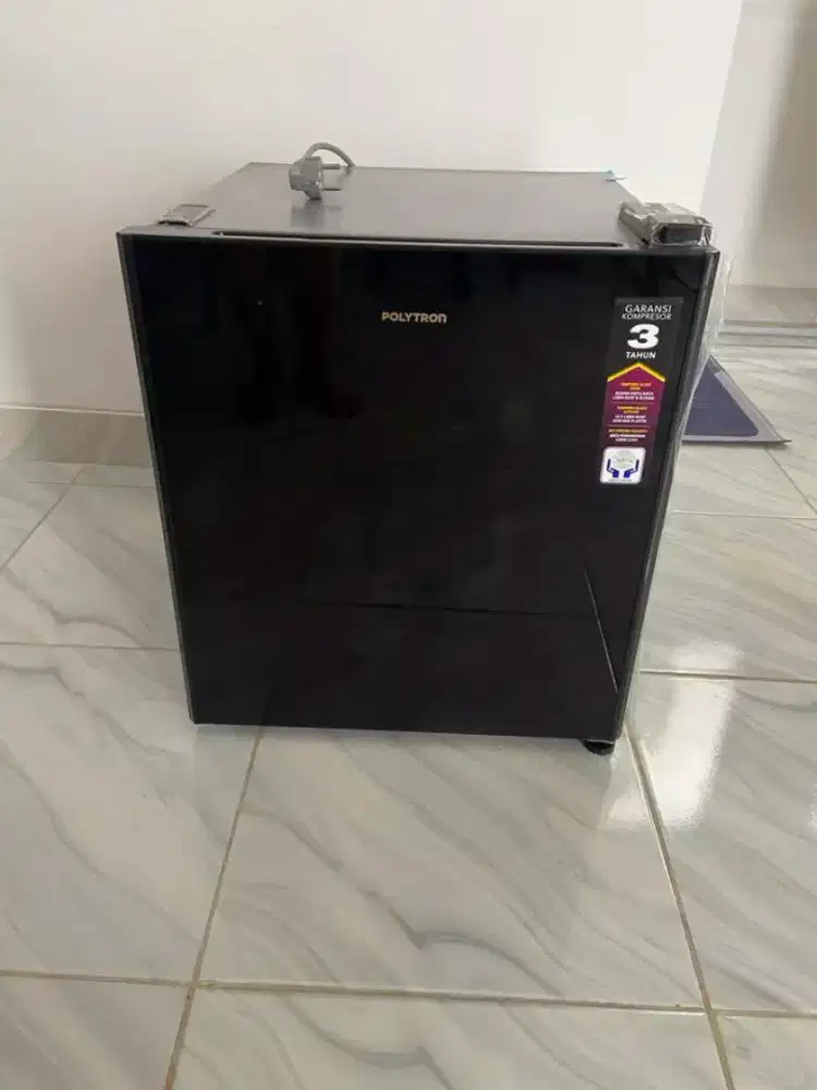 Kulkas mini portabel polytron