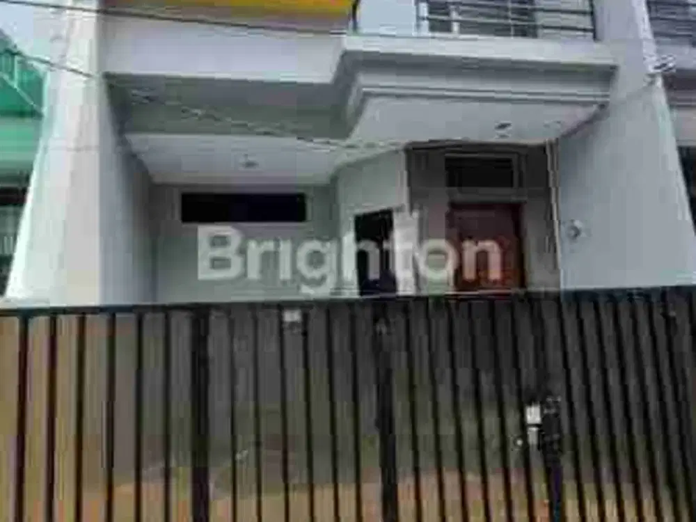Rumah Modern Minimalis 2,5 Lantai di daerah Tanjung Duren