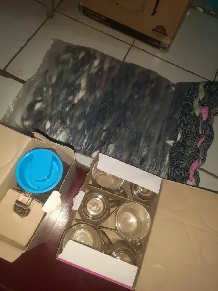 Teko , gelas , keset kamar
