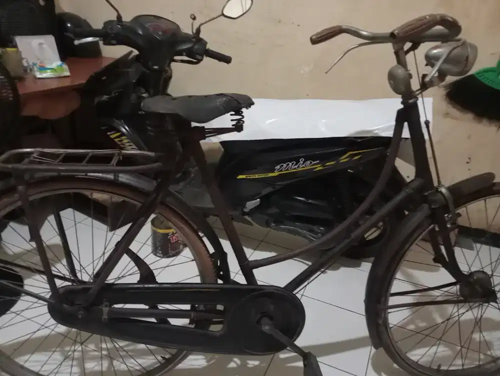 Sepeda jadul buatan belanda