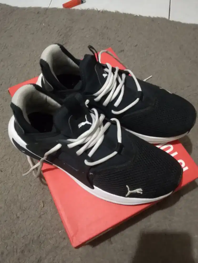 PUMA SOFTRIDE ENZO BLACK WHITE (BEKAS)