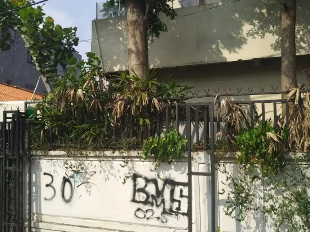 DIJUAL MURAH RUMAH DI KEBON JERUK BELAKANG RCTI (HITUNG TANAH)