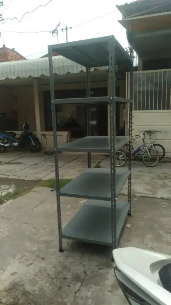 Rak besi nya ramping