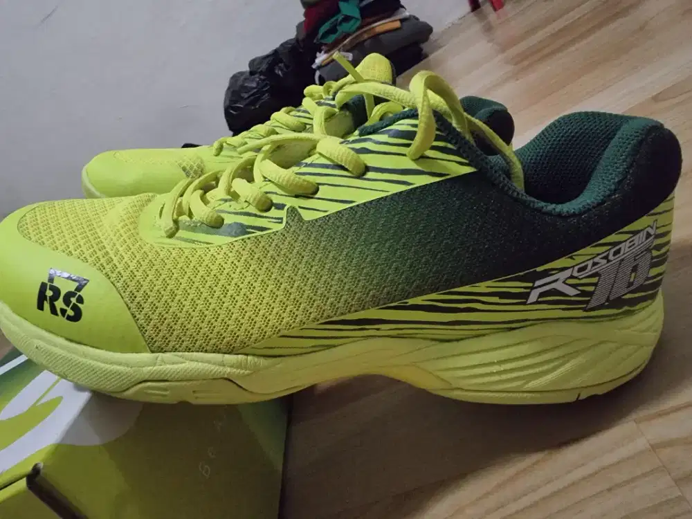 SEPATU BULU TANGKIS SERI RS ROSOBIN16