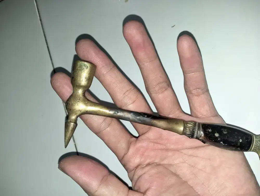 Palu martil kuningan atau apa