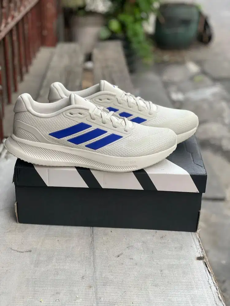 Sepatu running adidas