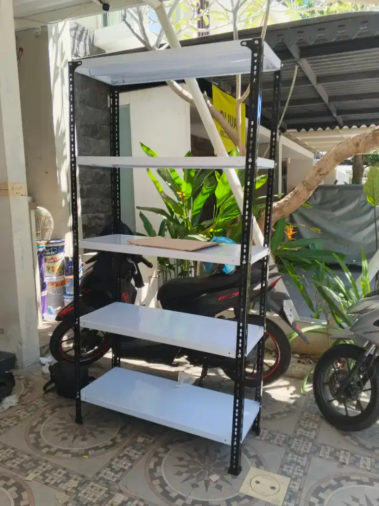 Rak siku besi lubang