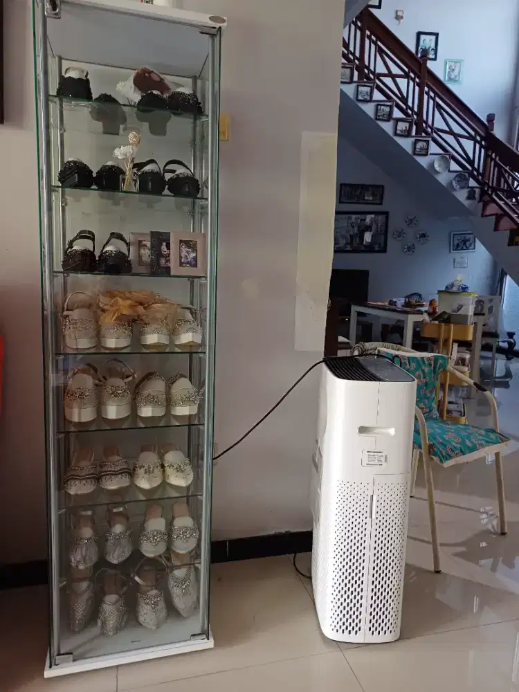 Showcase dan 15 pasang sepatu