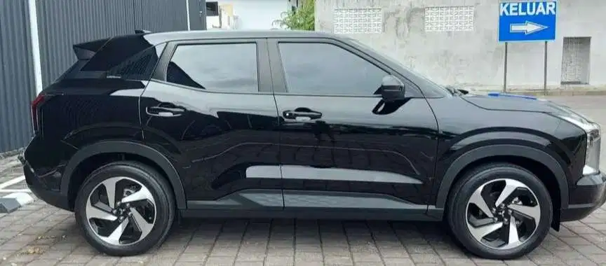 Des '2024 Mitsubishi XForce Ultimate 1.5 at Matic Hitam Super Istimewa