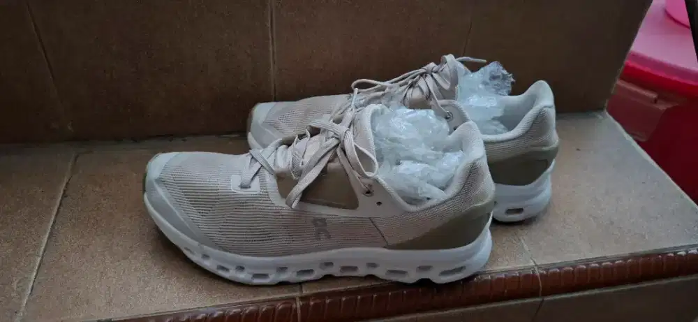 Sepatu On Cloud Uk 42