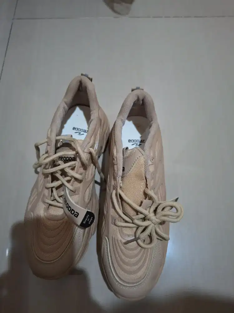 Sepatu zeodaaa warna cream.tua